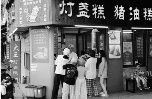 A Post-90s Inheritor Who Turned the Oil-Lamp Cake into a Digital Hit